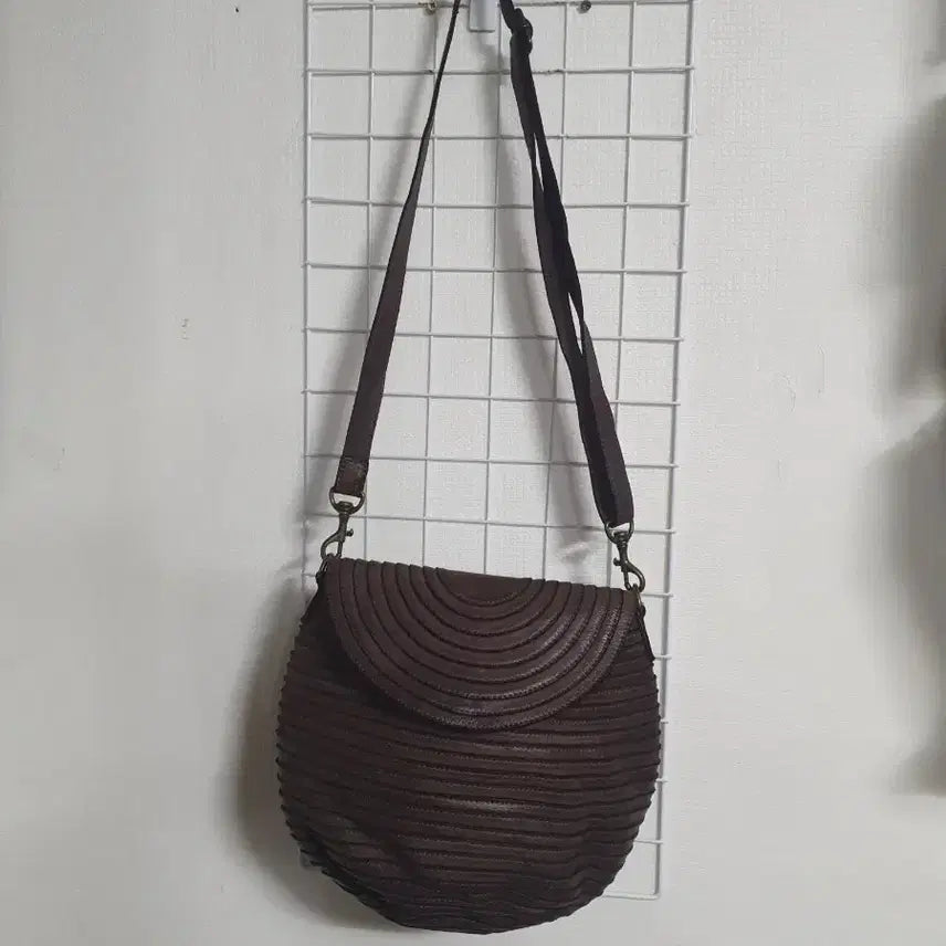 [BUNJANG] ISEAE Cowhide Crossbody Bag / 이새 소가죽 크로스백
