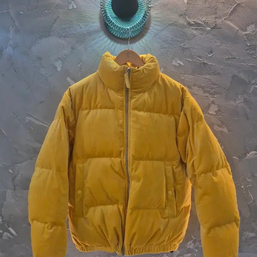 [BUNJANG] WKNDRS 옐로우 패딩 M 사이즈 (생 노랑) / WKNDRS 옐로우 패딩 M 사이즈 (생 노랑)
