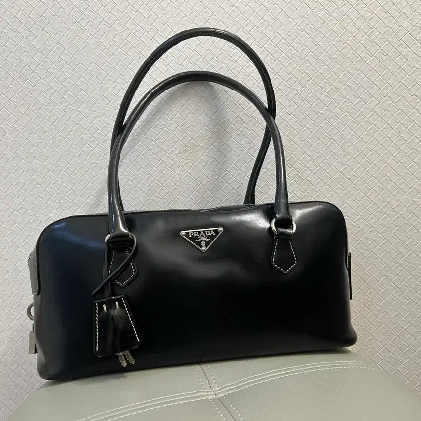 [SOLD OUT] 프라다 빈티지 레더 볼링백 토트백