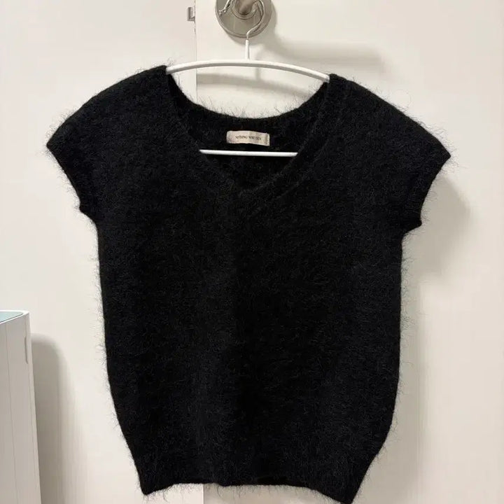 [SOLD OUT] 낫띵리튼 시에나 브이넥 니트 블랙