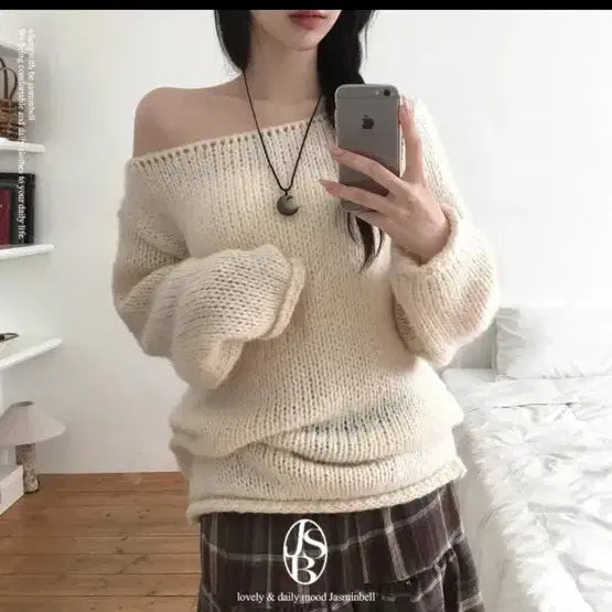 [BUNJANG] Ably Ivory Off-Shoulder Knit Sweater / 에이블리아이보리 오프숄더 니트 스웨터