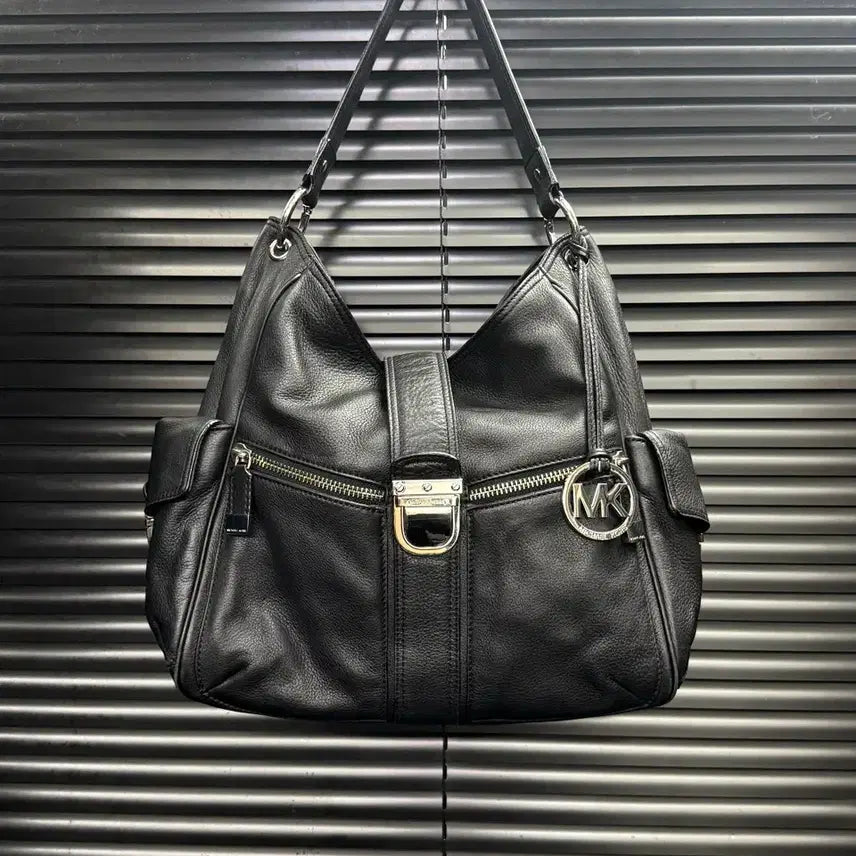 [BUNJANG] Michael Kors Black Leather Buckle Vintage Shoulder Bag / 마이클코어스 블랙 가죽 레더 버클 마크 빈티지 숄더백 갸루 펑크 락시크
