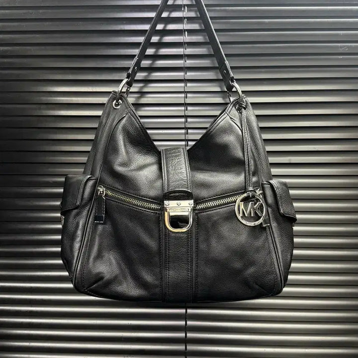 [BUNJANG] Michael Kors Black Leather Buckle Vintage Shoulder Bag / 마이클코어스 블랙 가죽 레더 버클 마크 빈티지 숄더백 갸루 펑크 락시크