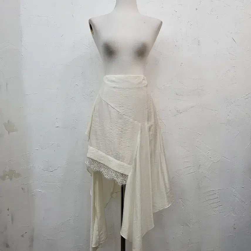 [BUNJANG] Ivory Asymmetrical Ruffle Lace Skirt - S / 아이보리 언발 캉캉 레이스 스커트S