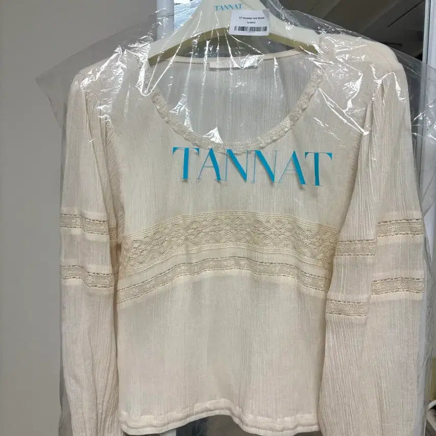 [SOLD OUT] TANNAT 레이스 블라우스 크림색