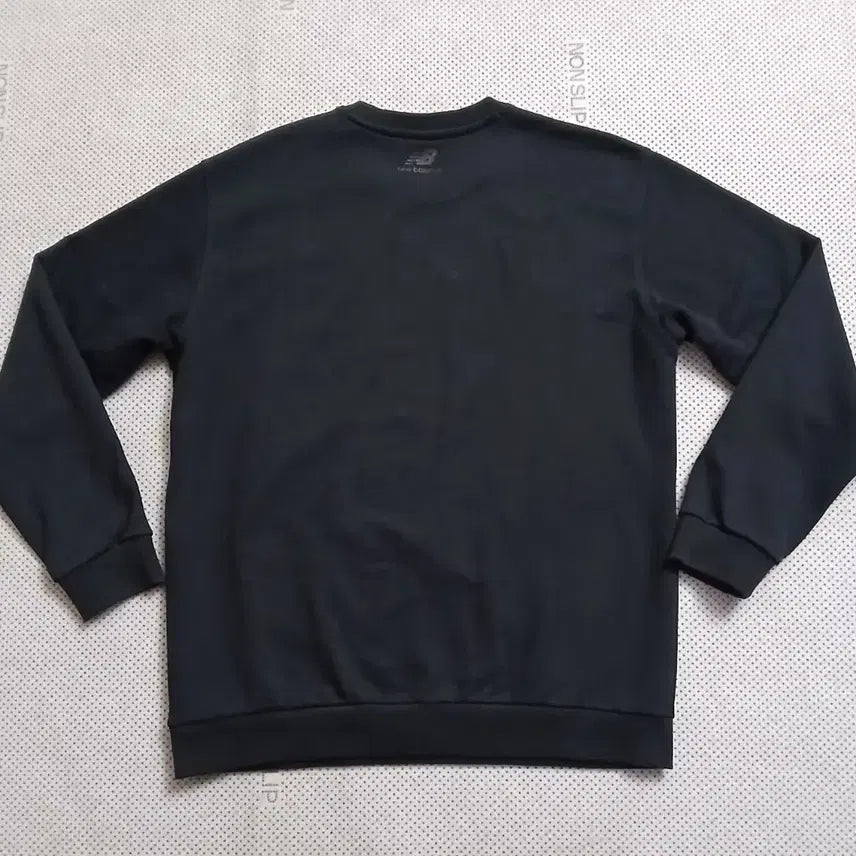 [SOLD OUT] 뉴발란스 블랙 맨투맨 티셔츠