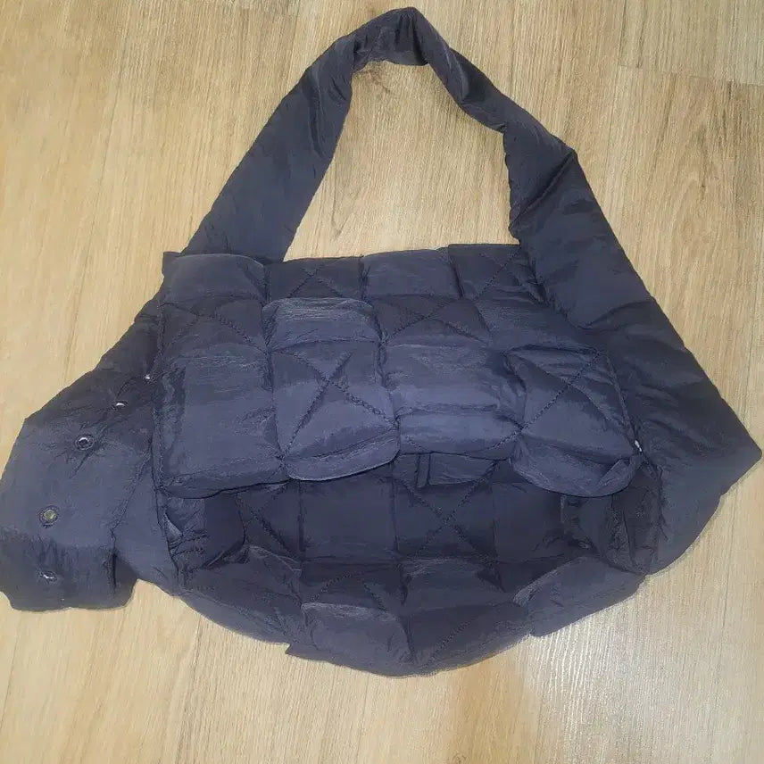 [SOLD OUT] 누빔 패딩 숄더백 블랙  보테가스타일