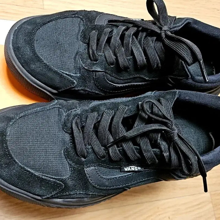 [SOLD OUT] 반스 울트라레인지 블랙 스니커즈