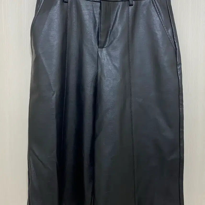 [BUNJANG] ZARA Black Leather Bermuda Shorts M / 자라(ZARA) 블랙 레더 5부바지 M