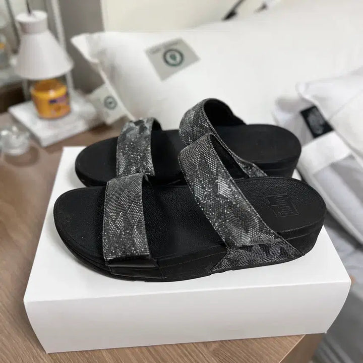 [SOLD OUT] 핏플랍 글리터 샌들 슬리퍼