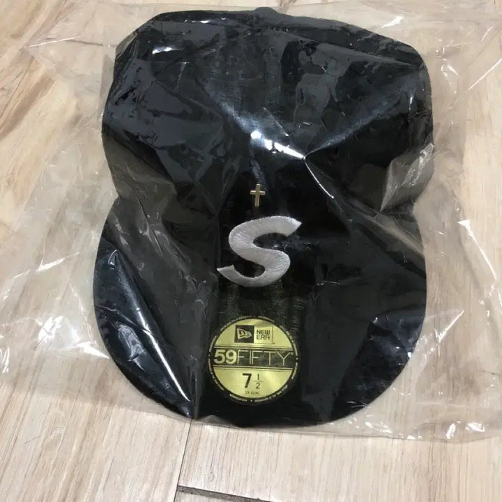 [BUNJANG] 슈프림 X 뉴에라 24SS 골드 크로스 S 로고 스냅백 블랙 59.6 / 슈프림 X 뉴에라 24SS 골드 크로스 S 로고 스냅백 블랙 59.6