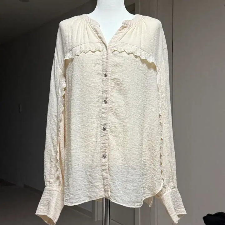 [BUNJANG] Nice Claup Ivory Lace Blouse / 나이스클라우프(Nice Claup) 아이보리 레이스 장식 블라우스