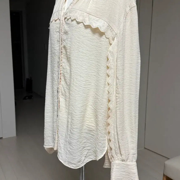 [BUNJANG] Nice Claup Ivory Lace Blouse / 나이스클라우프(Nice Claup) 아이보리 레이스 장식 블라우스
