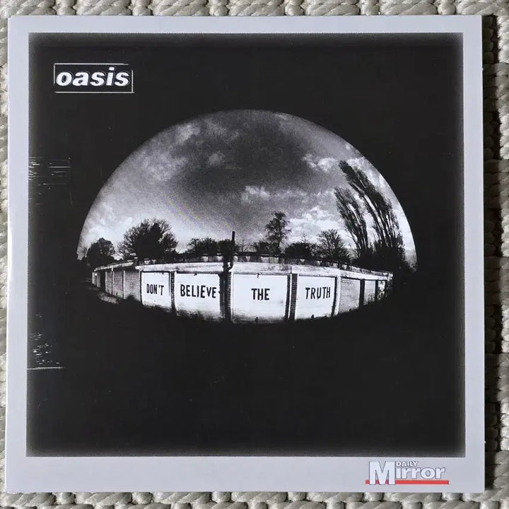 [BUNJANG] Oasis Daily Mirror Large Magazine (June 2005 Issue) / 매거진 oasis 오아시스 - Daily Mirror 대형 매거진