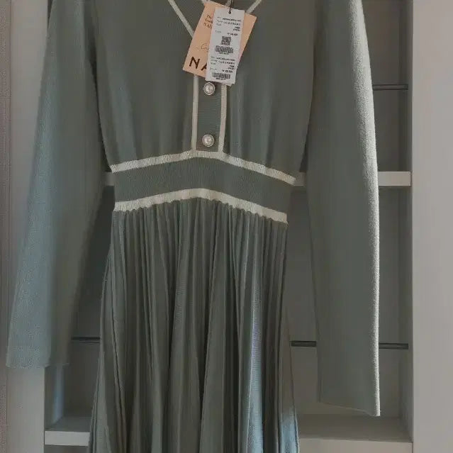 [SOLD OUT] 새상품 나인 페미닌 핏앤플레어 니트 원피스, 더스트민트, free