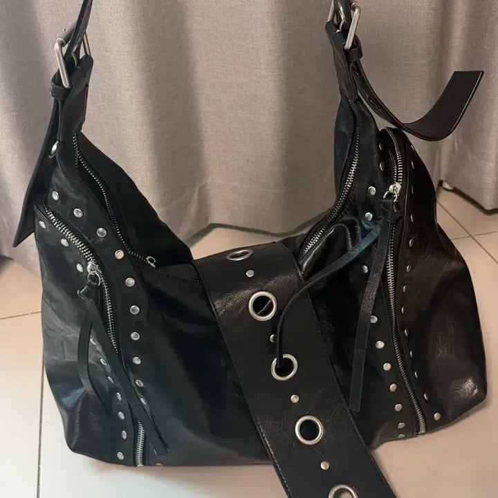 [BUNJANG] Illygo Leaf Eyelet Big Shoulder Bag Black / 일리고 리프 아일렛 빅 숄더백 블랙