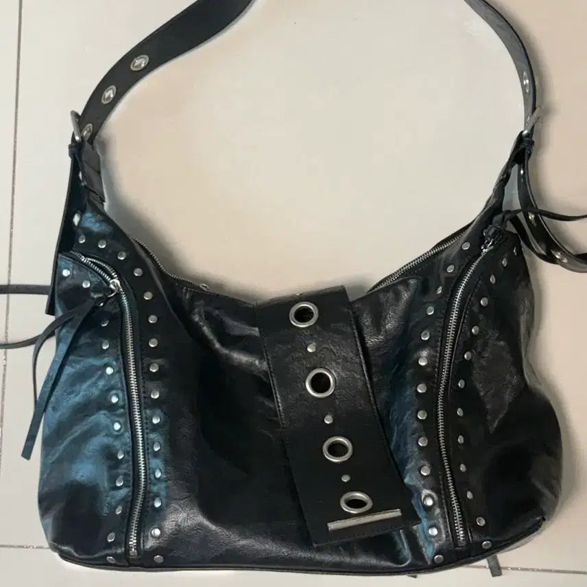 [BUNJANG] Illygo Leaf Eyelet Big Shoulder Bag Black / 일리고 리프 아일렛 빅 숄더백 블랙