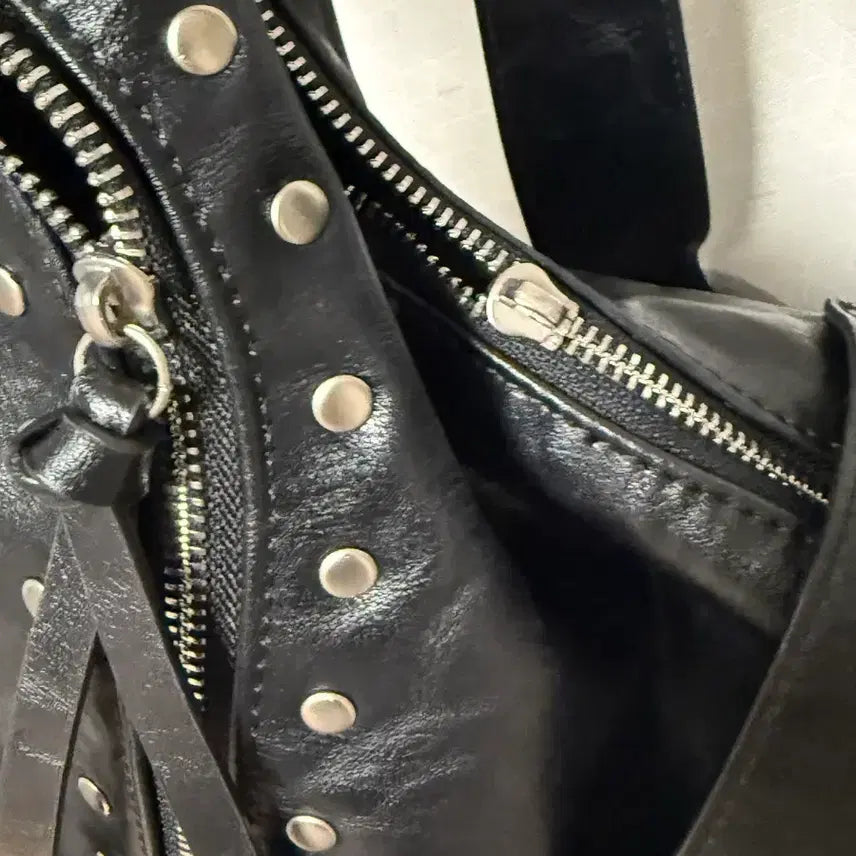 [BUNJANG] Illygo Leaf Eyelet Big Shoulder Bag Black / 일리고 리프 아일렛 빅 숄더백 블랙