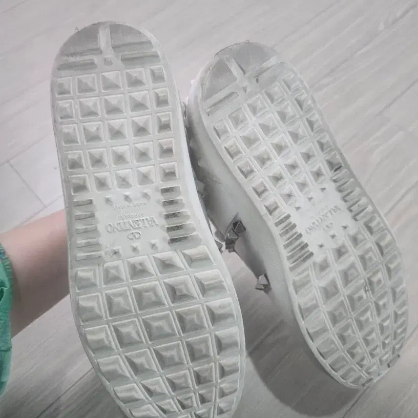 [BUNJANG] Valentino Rockstud Sneakers White 35 / 발렌티노 락스터드 스니커즈 화이트 35
