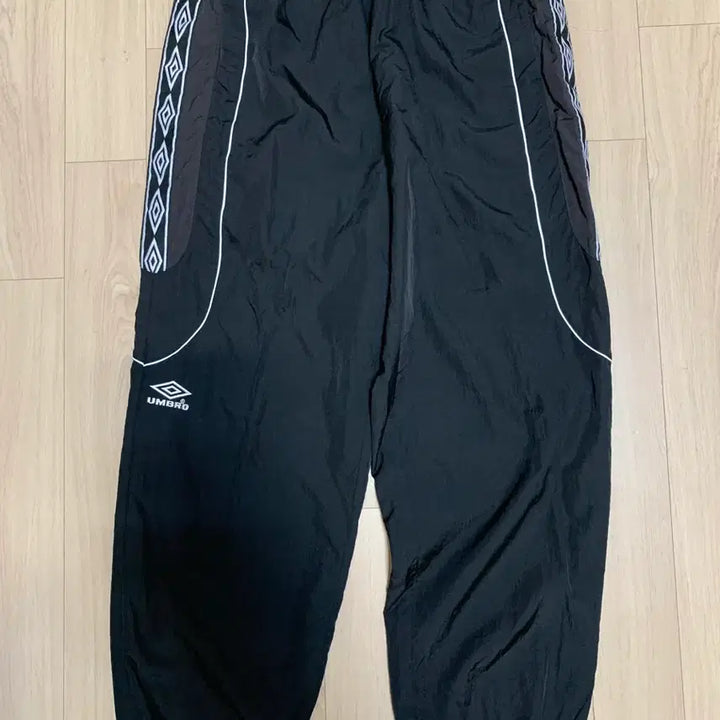 [SOLD OUT] 엄브로 26SS HBL OG 우븐 팬츠