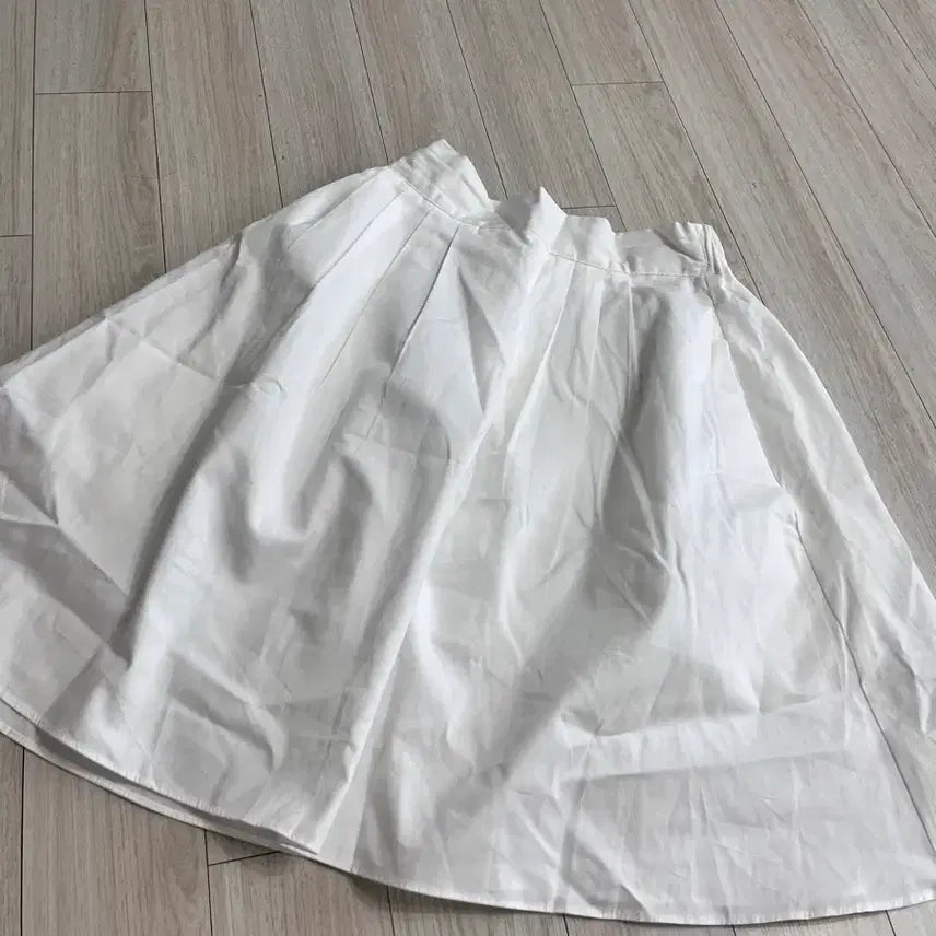 [SOLD OUT] 새상품 로에일 핀턱 플레어 스커트 화이트