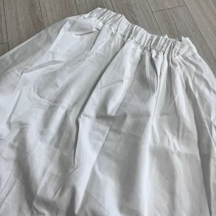 [SOLD OUT] 새상품 로에일 핀턱 플레어 스커트 화이트