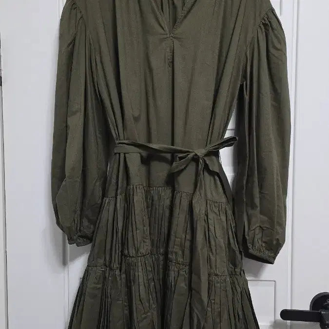[SOLD OUT] 마쥬 카키색 벨티드 캉캉 미니 원피스