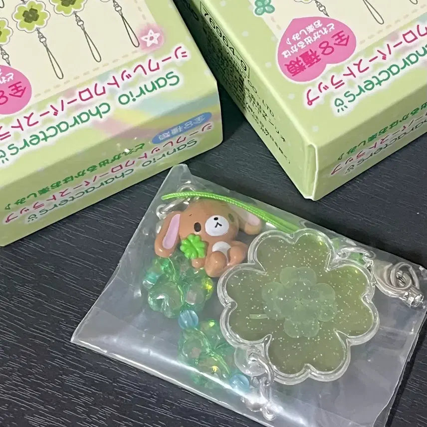 [SOLD OUT] 산리오 헤이세이 네잎 클로버 스트랩 키링 쿠로우사