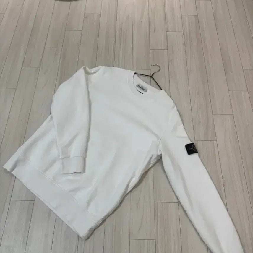 [SOLD OUT] [정품/신형] 24ss 스톤아일랜드 맨투맨