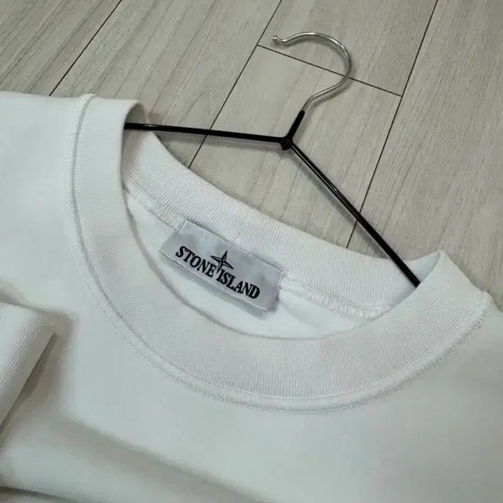 [SOLD OUT] [정품/신형] 24ss 스톤아일랜드 맨투맨
