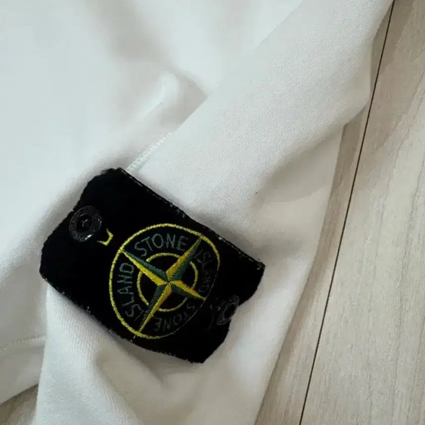 [SOLD OUT] [정품/신형] 24ss 스톤아일랜드 맨투맨