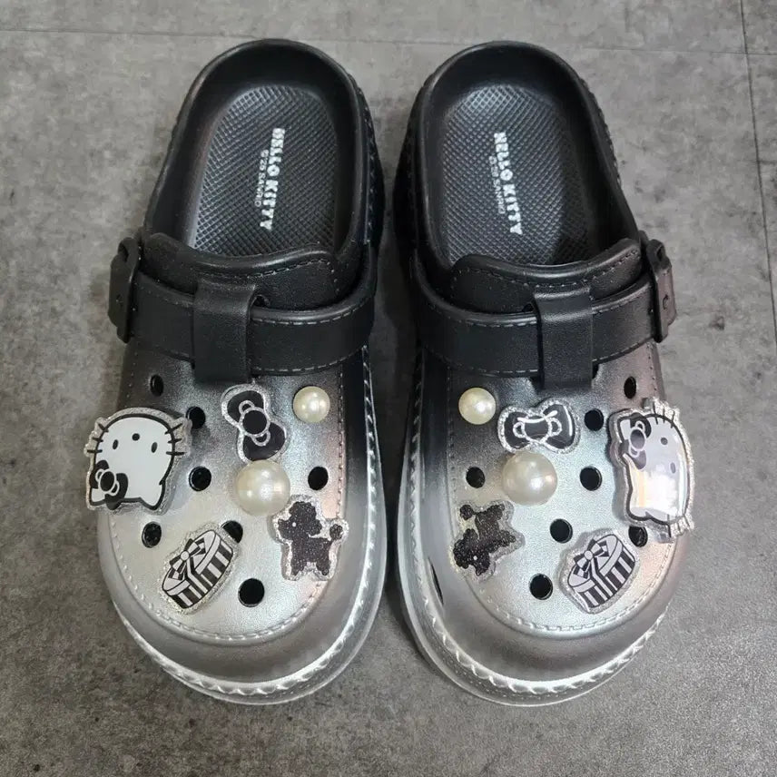 [SOLD OUT] 새상품) 헬로키티 크록스 통굽 슬리퍼