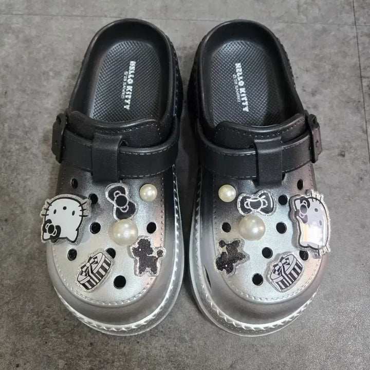[SOLD OUT] 새상품) 헬로키티 크록스 통굽 슬리퍼
