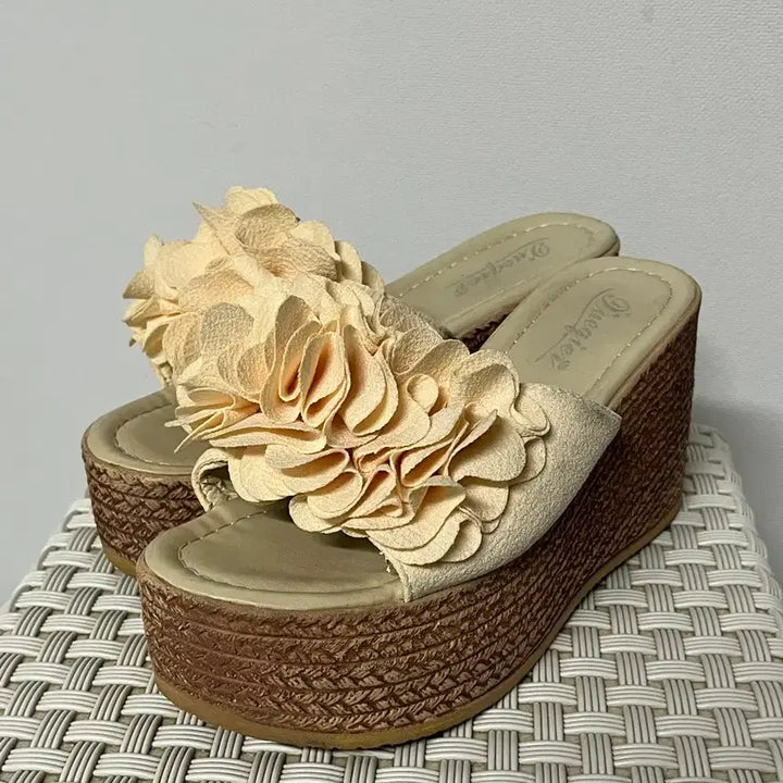 [BUNJANG] Beige Flower Platform Slippers / 베이지 플라워 통굽 슬리퍼
