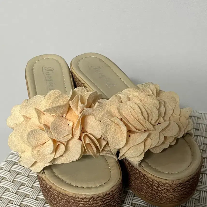 [BUNJANG] Beige Flower Platform Slippers / 베이지 플라워 통굽 슬리퍼