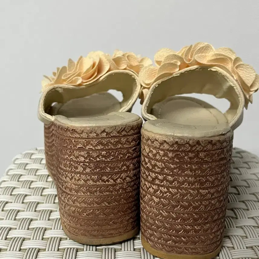 [BUNJANG] Beige Flower Platform Slippers / 베이지 플라워 통굽 슬리퍼