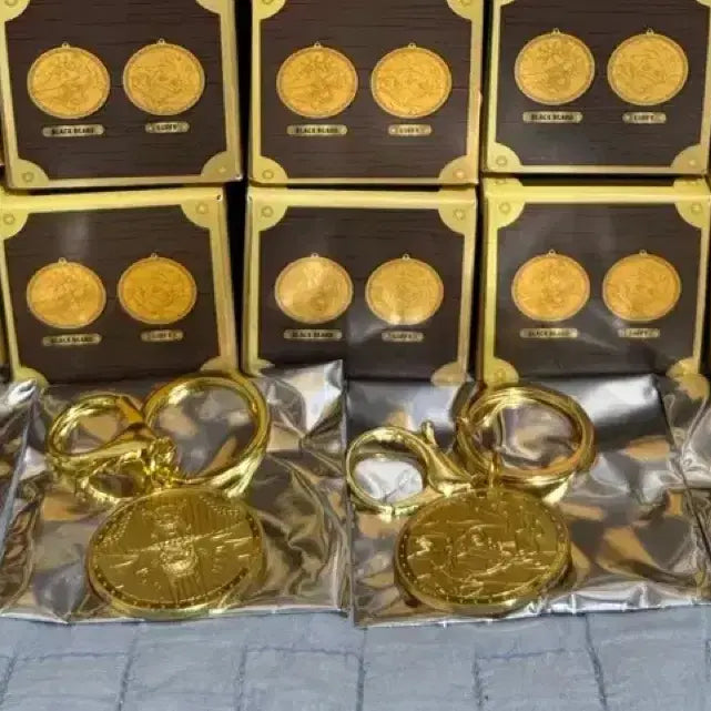 [BUNJANG] One Piece Gold Medal Keyring / 원피스 골드 메달 키링 (루피/샹크스/버기/검은수염티치)
