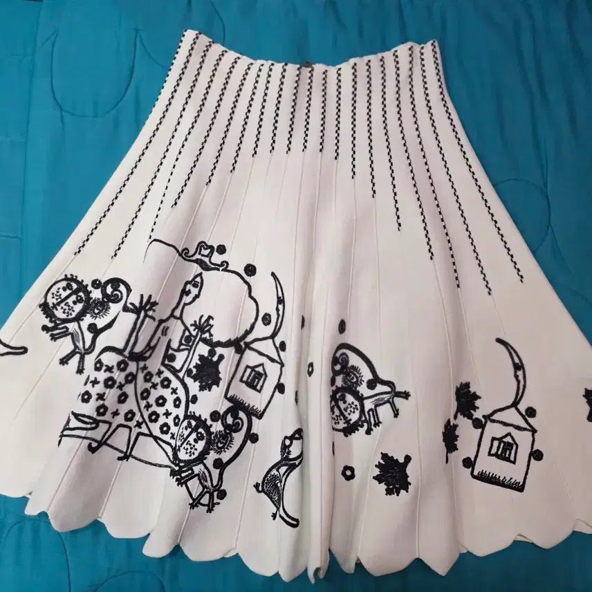 [SOLD OUT] 화이트 패턴 플리츠 스커트