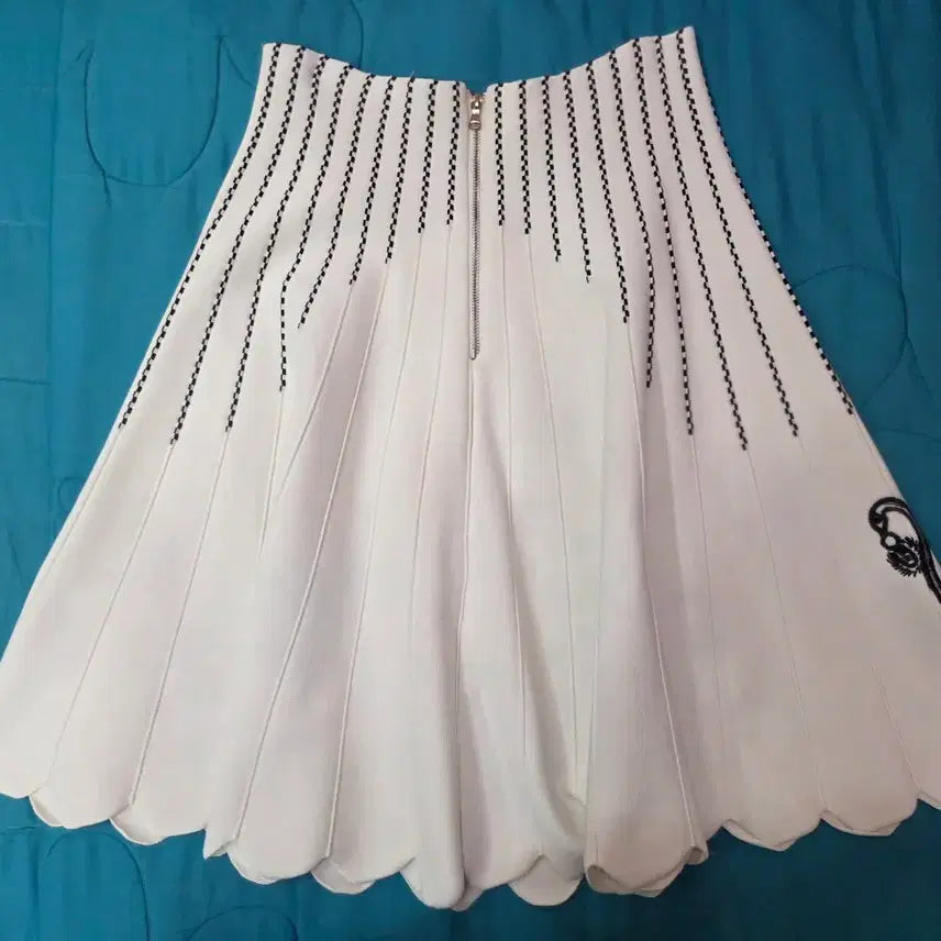 [SOLD OUT] 화이트 패턴 플리츠 스커트