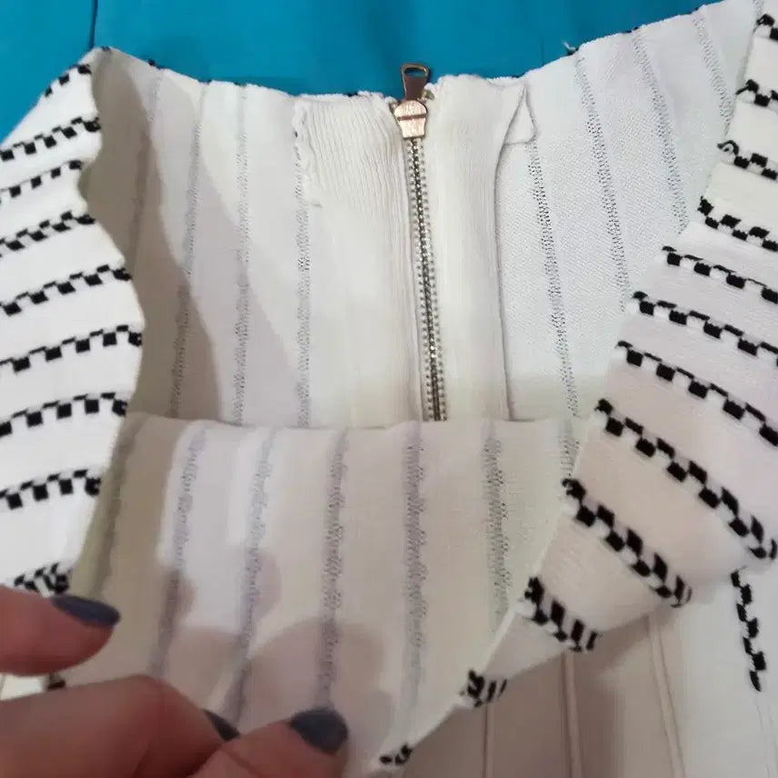 [SOLD OUT] 화이트 패턴 플리츠 스커트