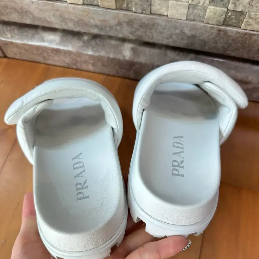 [BUNJANG] Prada Nappa Padded Triangle Logo Slippers / 프라다 나파패딩 삼각로고 슬리퍼 36 - 화이트