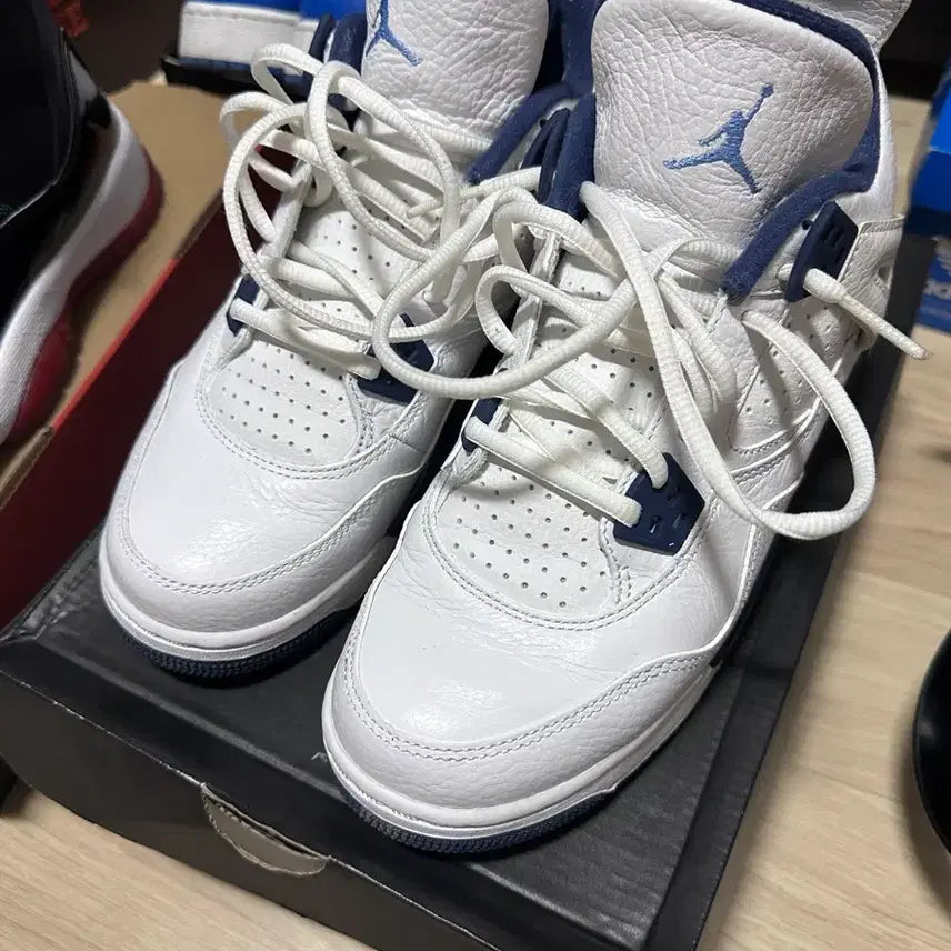 [BUNJANG] Nike Air Jordan 11 Retro Bred Sneakers / 나이키 에어 조던 11 레트로 브레드 240사이즈
