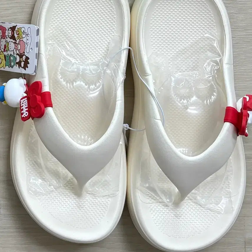 [BUNJANG] Sanrio Hello Kitty Thong Sandals with Keychain / 산리오 230 헬로키티 키링, 흰색 쪼리 슬리퍼 새상품