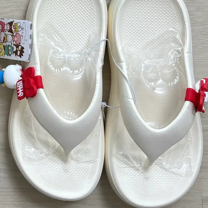 [BUNJANG] Sanrio Hello Kitty Thong Sandals with Keychain / 산리오 230 헬로키티 키링, 흰색 쪼리 슬리퍼 새상품
