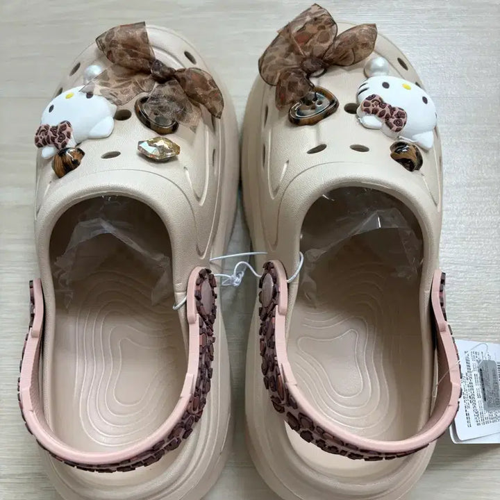 [BUNJANG] Sanrio Hello Kitty Brown Ribbon Jibbitz Crocs Slippers / 산리오 230 헬로키티 리본 브라운 지비츠 태닝 크록스 슬리퍼 새상품