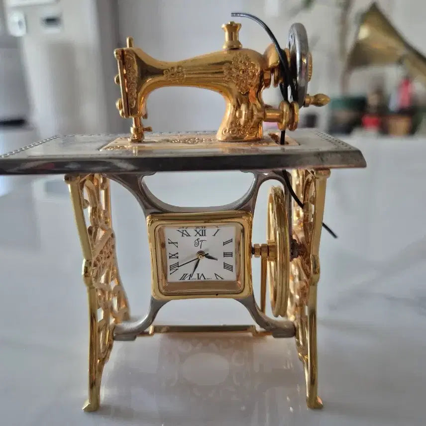 [BUNJANG] Actic Gold Sewing Machine Clock Decor / 미국 액틱 골드 재봉틀  시계 소품
