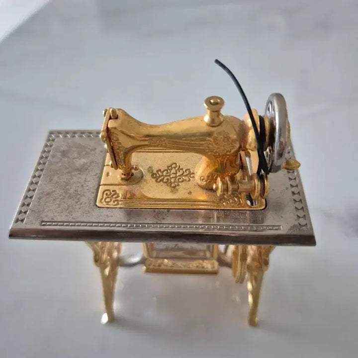 [BUNJANG] Actic Gold Sewing Machine Clock Decor / 미국 액틱 골드 재봉틀  시계 소품