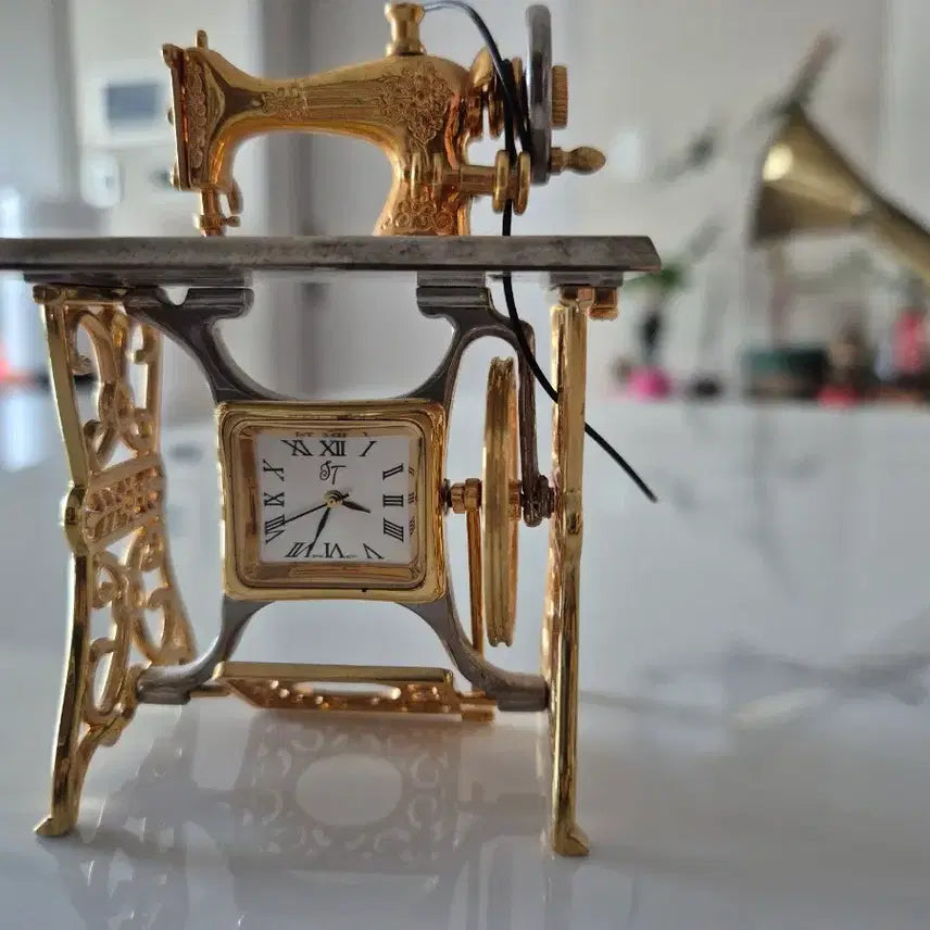 [BUNJANG] Actic Gold Sewing Machine Clock Decor / 미국 액틱 골드 재봉틀  시계 소품