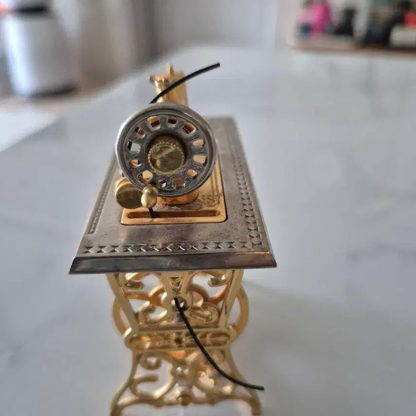 [BUNJANG] Actic Gold Sewing Machine Clock Decor / 미국 액틱 골드 재봉틀  시계 소품