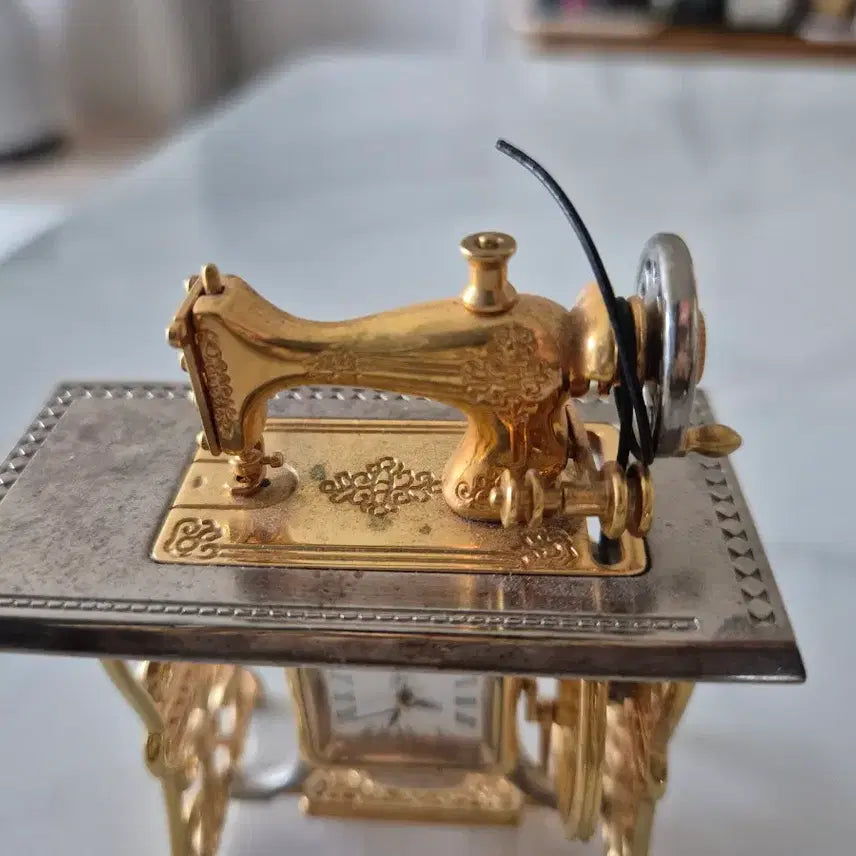 [BUNJANG] Actic Gold Sewing Machine Clock Decor / 미국 액틱 골드 재봉틀  시계 소품